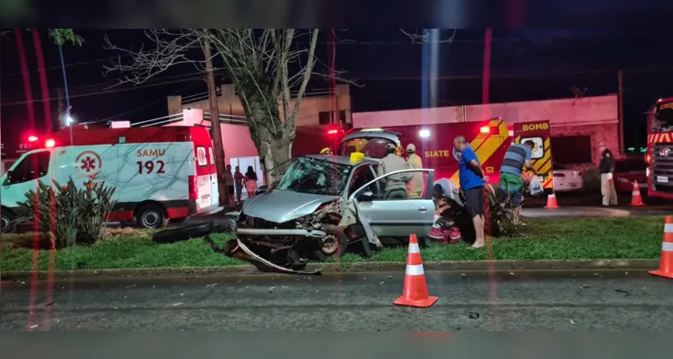 O carro que a mulher grávida estava foi parar no canteiro central após a batida