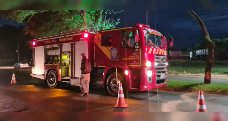 O carro que a mulher grávida estava foi parar no canteiro central após a batida