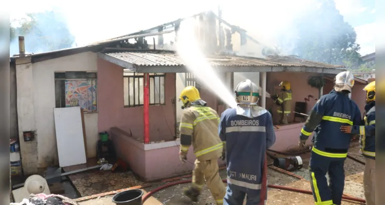 Duas equipes dos Bombeiros combateram as chamas no local 