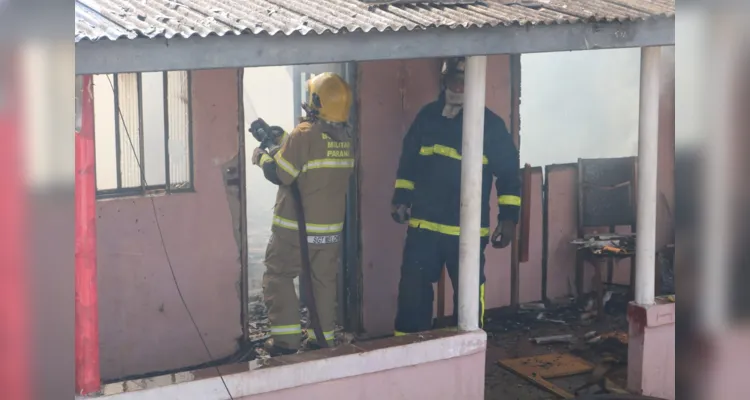 Duas equipes dos Bombeiros combateram as chamas no local 