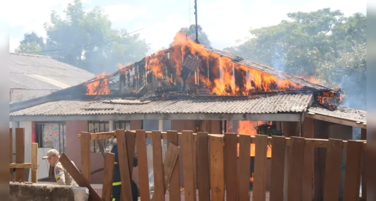 Duas equipes dos Bombeiros combateram as chamas no local 