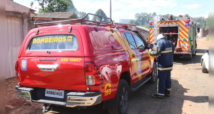 Duas equipes dos Bombeiros combateram as chamas no local 