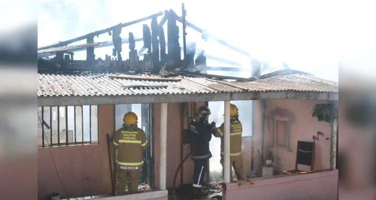 Duas equipes dos Bombeiros combateram as chamas no local 