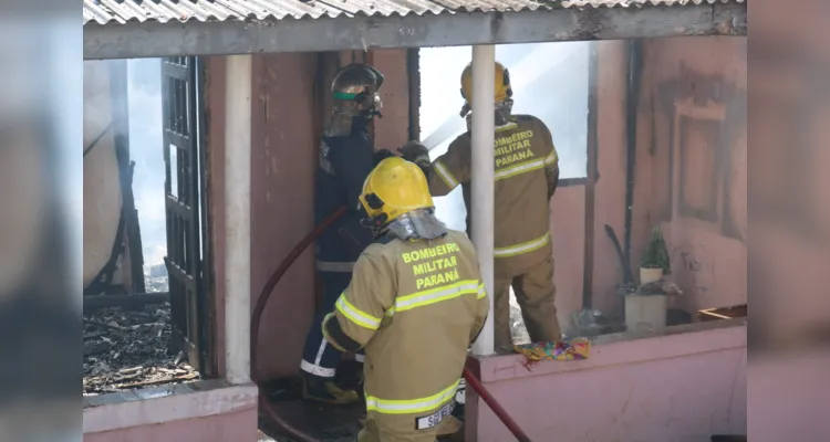 Duas equipes dos Bombeiros combateram as chamas no local 