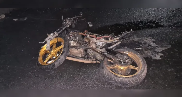 Moto pega fogo após acidente com carro e caminhão na BR-376