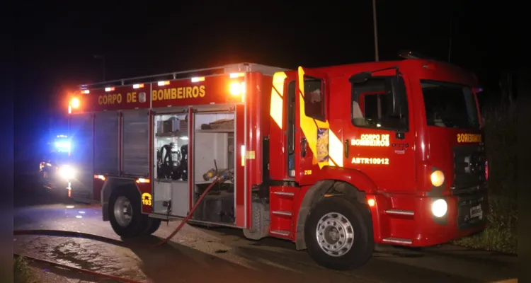 Caminhoneiro é roubado e carga pega fogo na BR-376