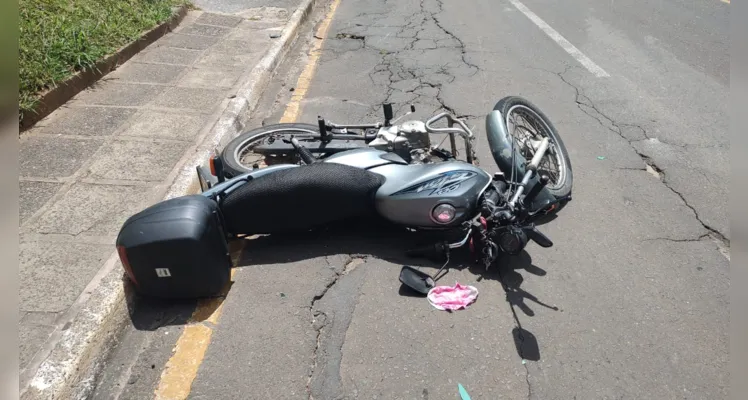 A queda aconteceu após o condutor da motocicleta tentar desviar de um carro