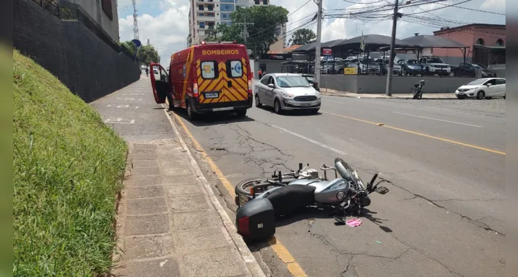 A queda aconteceu após o condutor da motocicleta tentar desviar de um carro