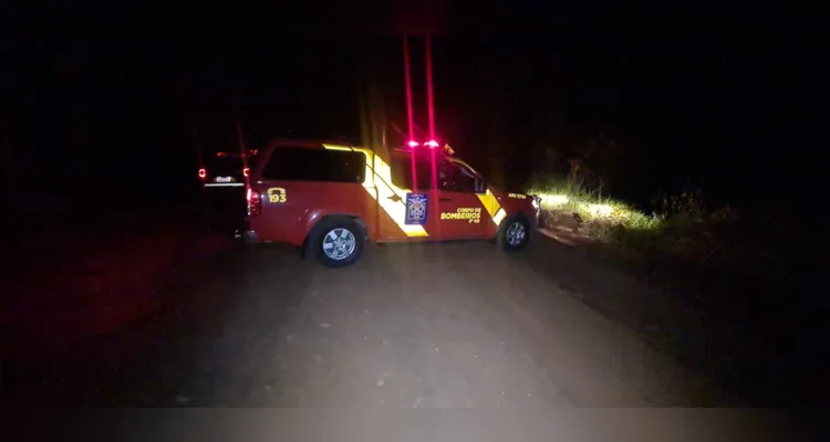 Em um barranco próximo à ponte do Rio Tibagi, as autoridades encontraram uma motocicleta com documentos e uma mochila