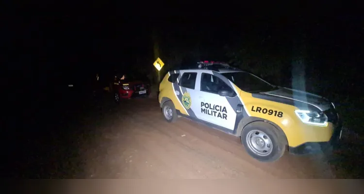 Em um barranco próximo à ponte do Rio Tibagi, as autoridades encontraram uma motocicleta com documentos e uma mochila