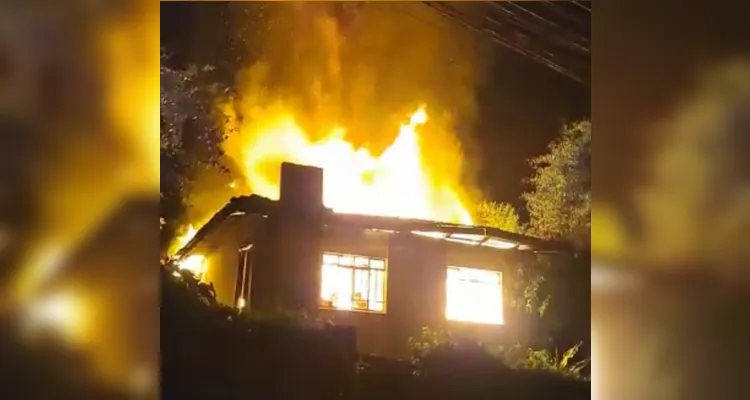 Equipes do Corpo de Bombeiros foram acionadas para  conter o fogo, mas o incêndio já havia consumido boa parte da residência