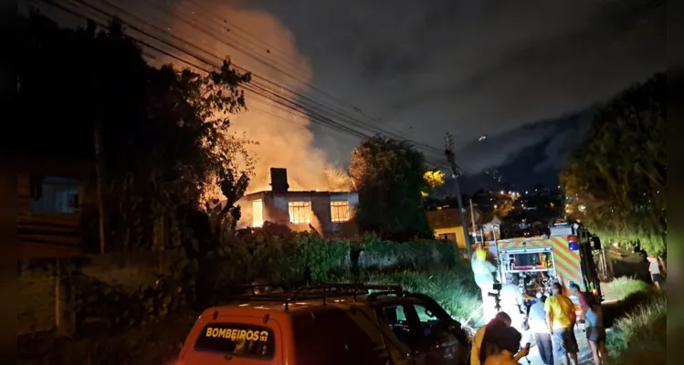 Equipes do Corpo de Bombeiros foram acionadas para  conter o fogo, mas o incêndio já havia consumido boa parte da residência