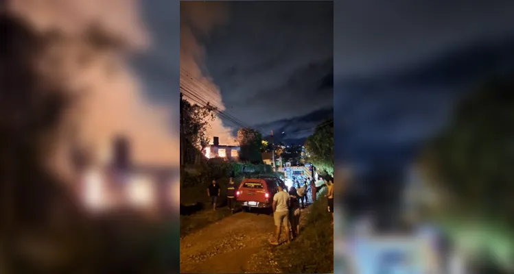 Equipes do Corpo de Bombeiros foram acionadas para  conter o fogo, mas o incêndio já havia consumido boa parte da residência