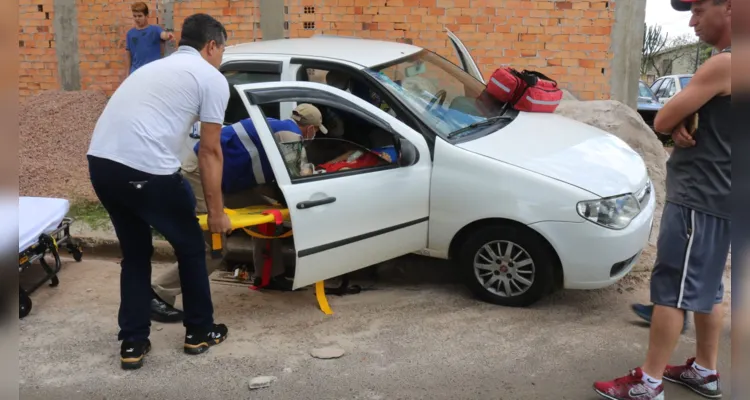 O rapaz que dirigia um Fiat Palio sofreu uma contusão na coluna cervical e foi socorrido pelo Corpo de Bombeiros (Siate)