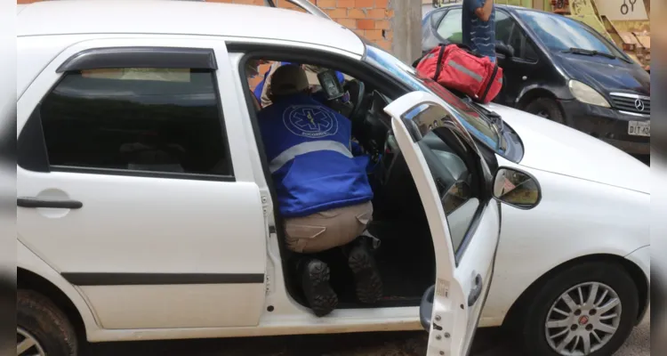 O rapaz que dirigia um Fiat Palio sofreu uma contusão na coluna cervical e foi socorrido pelo Corpo de Bombeiros (Siate)