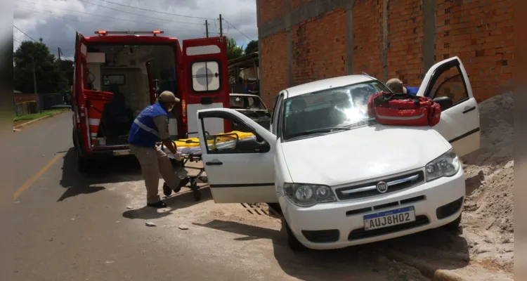 O rapaz que dirigia um Fiat Palio sofreu uma contusão na coluna cervical e foi socorrido pelo Corpo de Bombeiros (Siate)