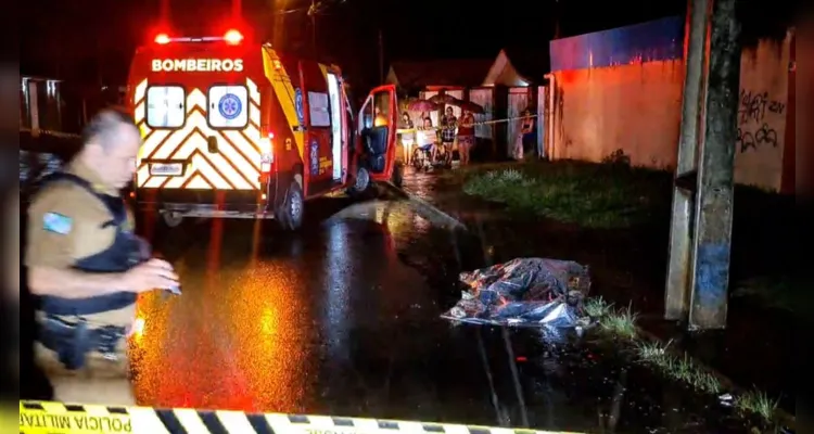 Equipes da Polícia Militar e do Corpo de Bombeiros (Siate) foram acionados até o local do crime