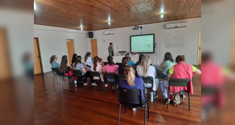 Ao longo de fevereiro e março, o Vamos Ler realizará as capacitações de forma presencial e online, de acordo com a preferência das equipes de educação de cada município.