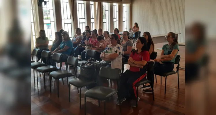 Ao longo de fevereiro e março, o Vamos Ler realizará as capacitações de forma presencial e online, de acordo com a preferência das equipes de educação de cada município.