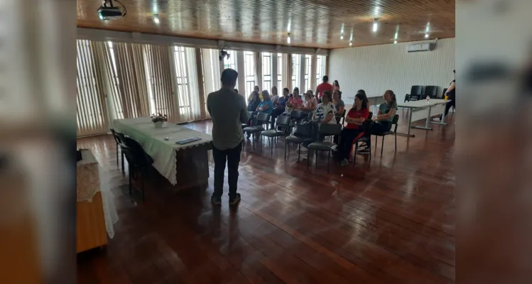 Ao longo de fevereiro e março, o Vamos Ler realizará as capacitações de forma presencial e online, de acordo com a preferência das equipes de educação de cada município.