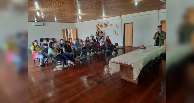 Ao longo de fevereiro e março, o Vamos Ler realizará as capacitações de forma presencial e online, de acordo com a preferência das equipes de educação de cada município.