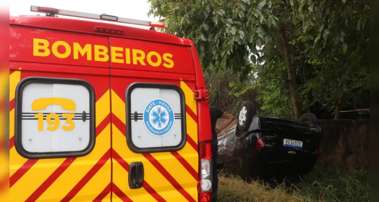 Conforme o relato da condutora, ela teria perdido o controle do carro e subido em um meio fio. Logo em seguida, o carro capotou às margens da via