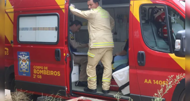 Conforme o relato da condutora, ela teria perdido o controle do carro e subido em um meio fio. Logo em seguida, o carro capotou às margens da via