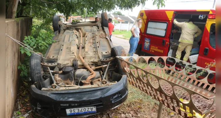 Conforme o relato da condutora, ela teria perdido o controle do carro e subido em um meio fio. Logo em seguida, o carro capotou às margens da via