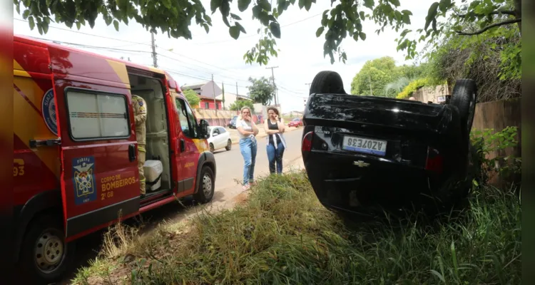 Conforme o relato da condutora, ela teria perdido o controle do carro e subido em um meio fio. Logo em seguida, o carro capotou às margens da via