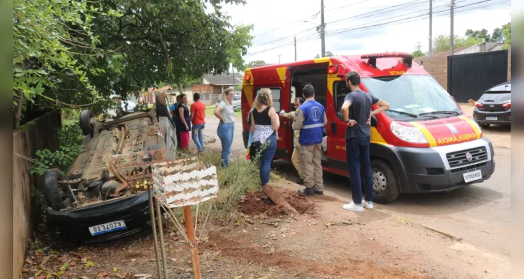 Conforme o relato da condutora, ela teria perdido o controle do carro e subido em um meio fio. Logo em seguida, o carro capotou às margens da via