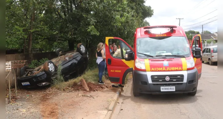 Conforme o relato da condutora, ela teria perdido o controle do carro e subido em um meio fio. Logo em seguida, o carro capotou às margens da via