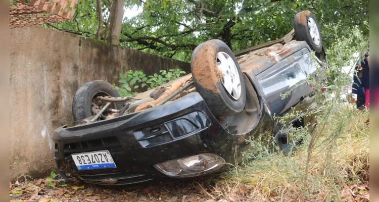 Conforme o relato da condutora, ela teria perdido o controle do carro e subido em um meio fio. Logo em seguida, o carro capotou às margens da via