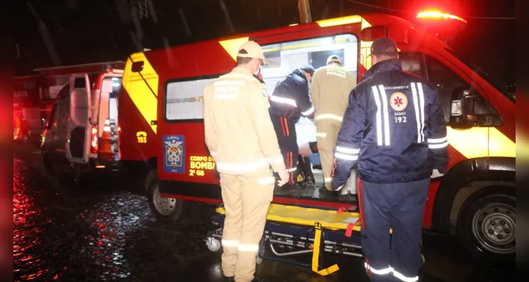 O acidente aconteceu na noite deste sábado (18), na Rua Querência do Norte