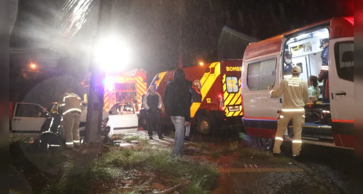 O acidente aconteceu na noite deste sábado (18), na Rua Querência do Norte