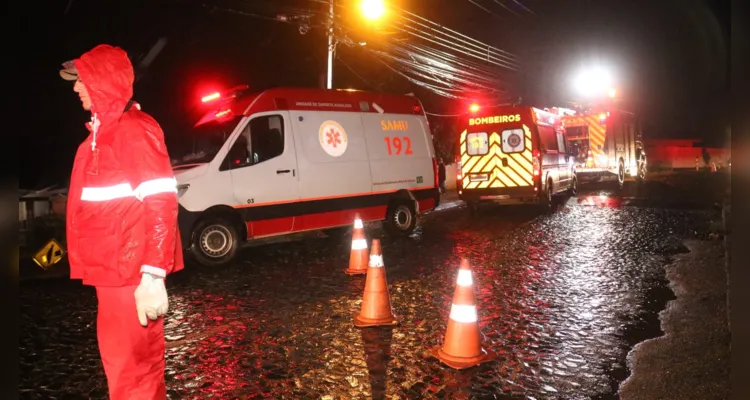 O acidente aconteceu na noite deste sábado (18), na Rua Querência do Norte