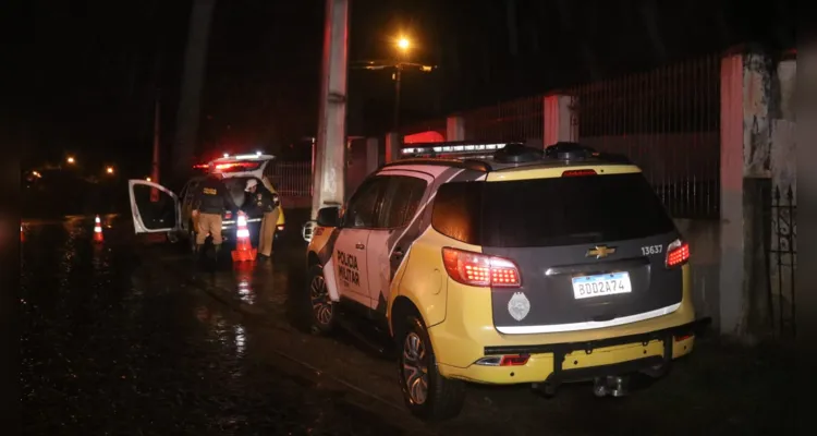O acidente aconteceu na noite deste sábado (18), na Rua Querência do Norte