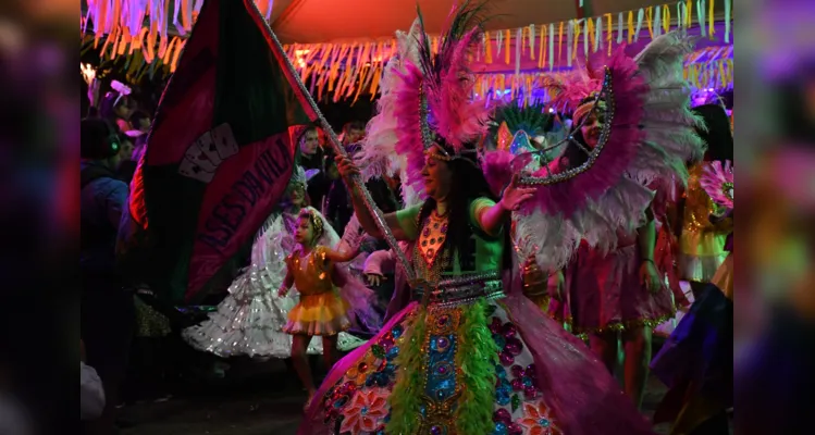 Apresentação das escolas de samba de Ponta Grossa aconteceu no Parque Ambiental