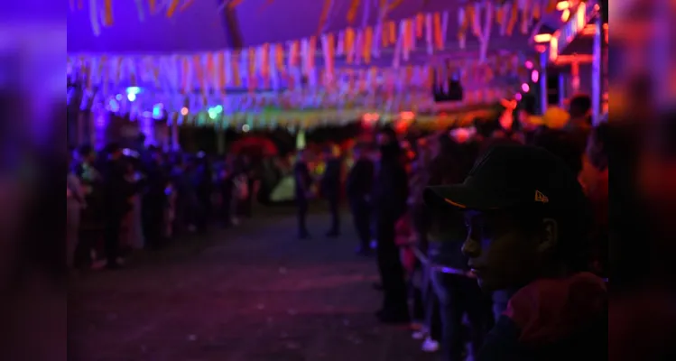 Apresentação das escolas de samba de Ponta Grossa aconteceu no Parque Ambiental