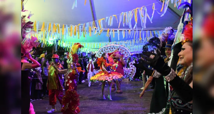 Apresentação das escolas de samba de Ponta Grossa aconteceu no Parque Ambiental