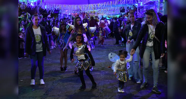 Apresentação das escolas de samba de Ponta Grossa aconteceu no Parque Ambiental