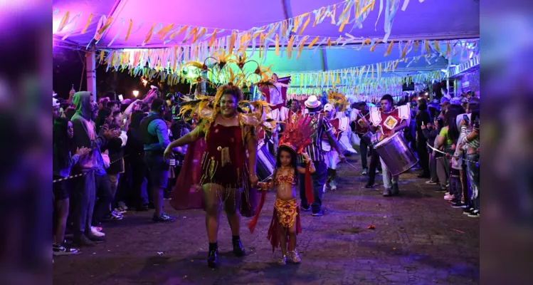 Apresentação das escolas de samba de Ponta Grossa aconteceu no Parque Ambiental