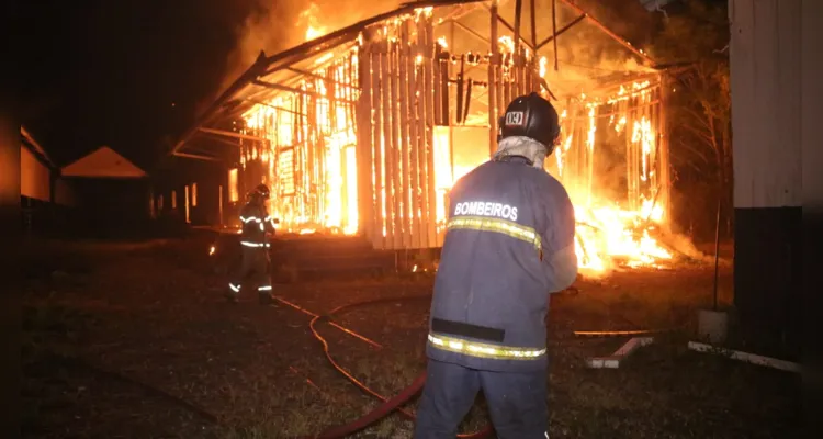 Incêndio destrói barracão da linha férrea em Oficinas