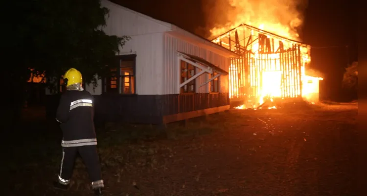 Incêndio destrói barracão da linha férrea em Oficinas