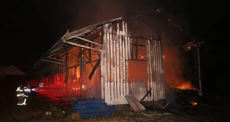 Incêndio destrói barracão da linha férrea em Oficinas