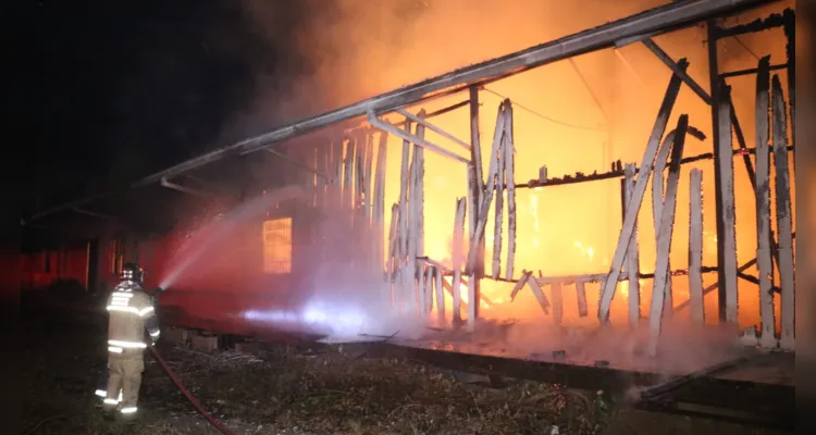 Barracão era utilizado como oficina pela concessionária das ferrovias na região