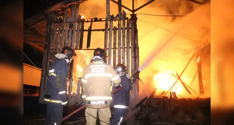 Incêndio destrói barracão da linha férrea em Oficinas