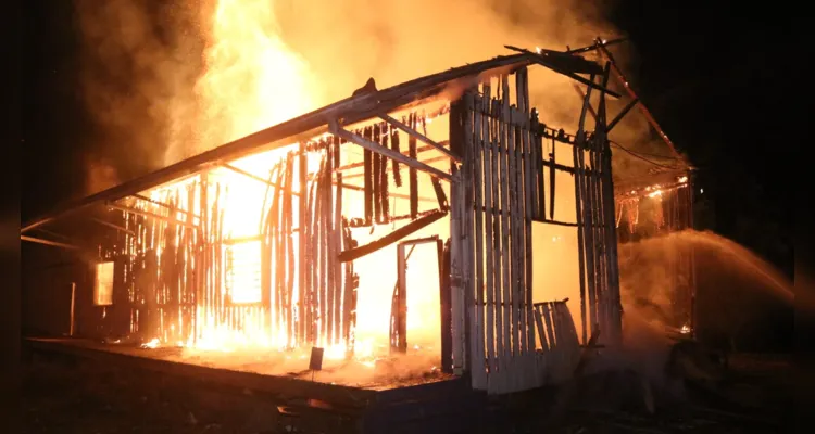 Incêndio destrói barracão da linha férrea em Oficinas