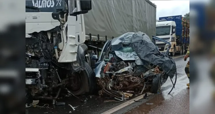 A vítima do carro não resistiu aos ferimentos e morreu ainda no local da batida