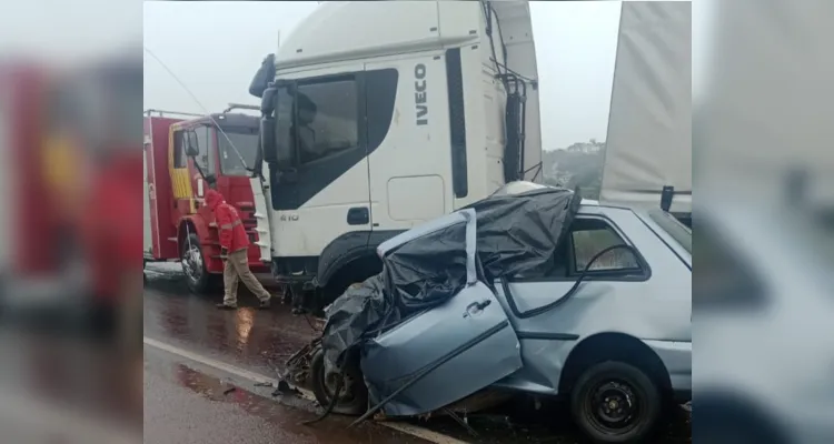 A vítima do carro não resistiu aos ferimentos e morreu ainda no local da batida