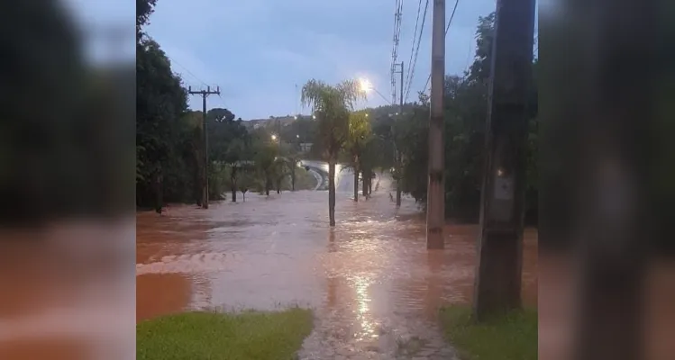 O temporal causou uma série de prejuízos para famílias e provocou o alagamento de vias públicas